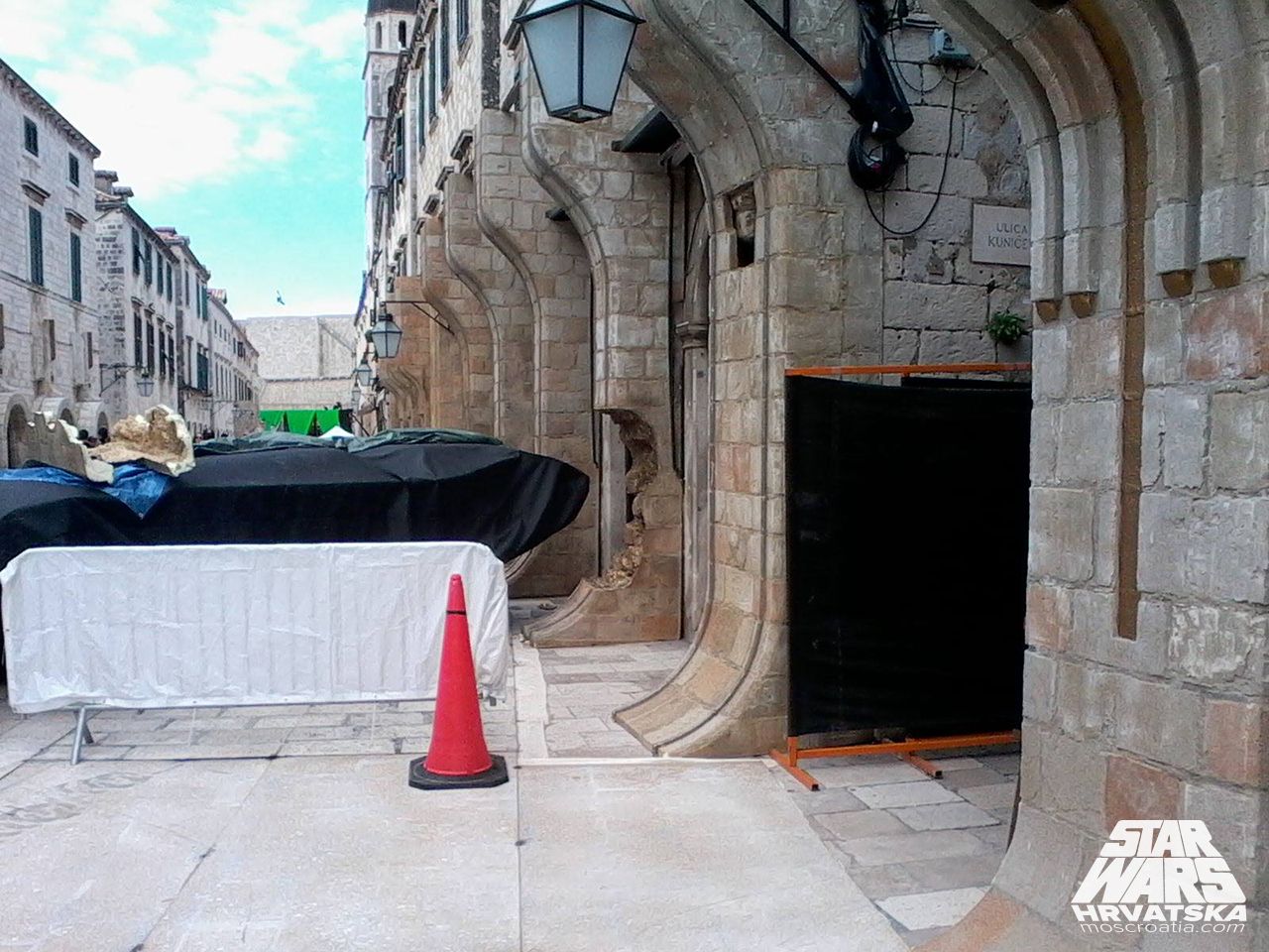Who has forgotten the spacecraft on Stradun?